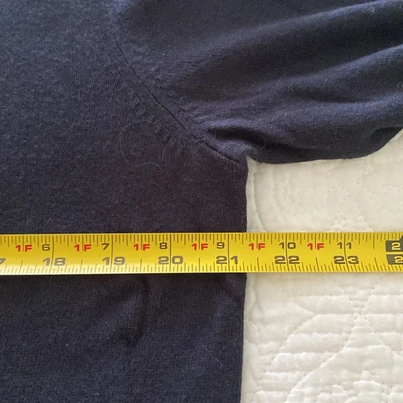 Men’s Banana Republic long sleeve navy sweater with white V neck detail - Picture 5 of 8